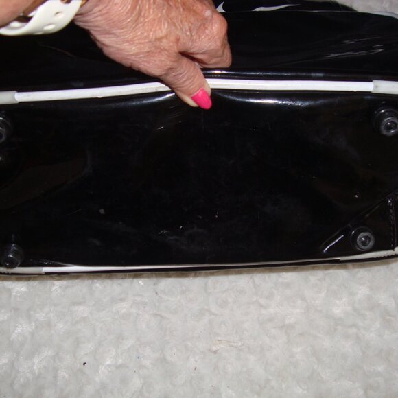 Vintage Nike Patent Leather look Black & White Messenger Gym Bag - Picture 8 of 13